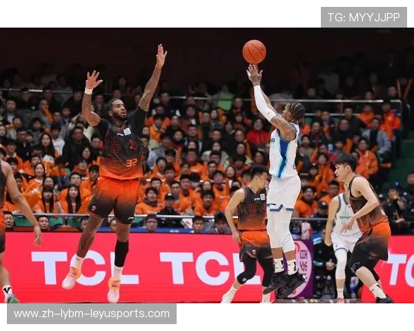 伤病困扰独行侠队核心球员离场瞬间队友面色凝重季后赛前景蒙阴影